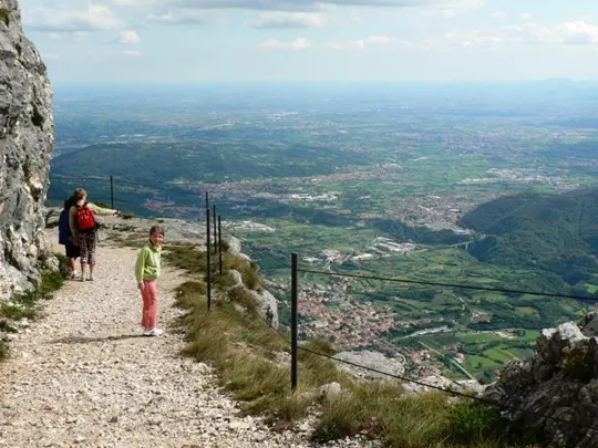 Monte Cengio - Sentiero a precipizio sulla valle
