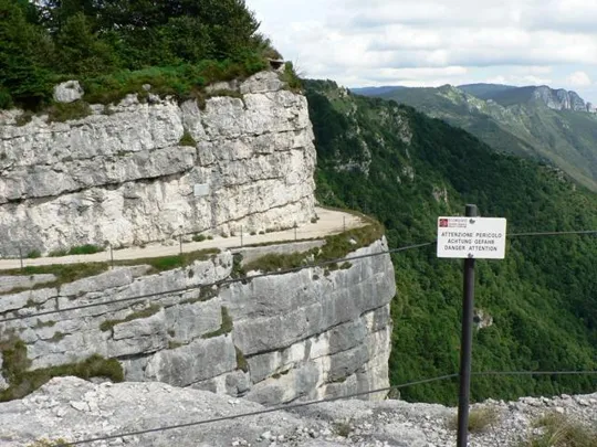 Monte Cengio - Sentiero a precipizio sulla valle