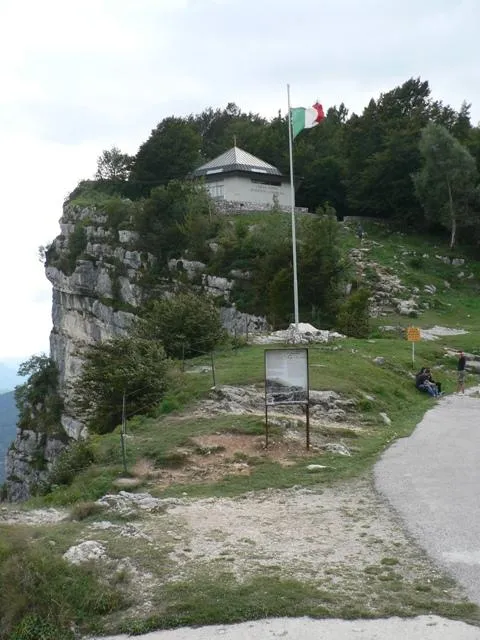 Monte Cengio - Bandiera e chiesetta