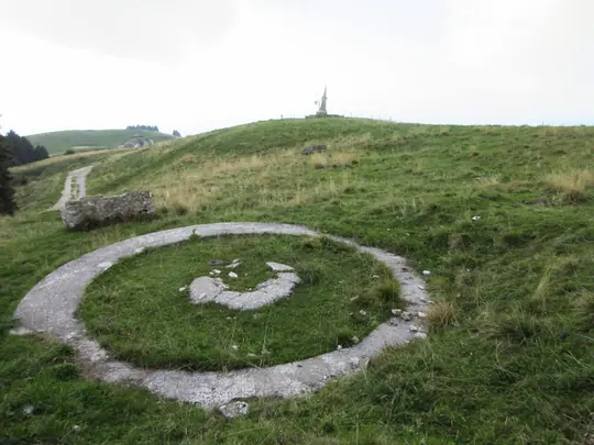 Resti di una postazione contraerea sul Monte Corno