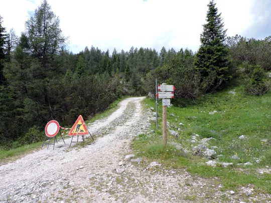 Bivio, si prosegue sulla strada di sinistra