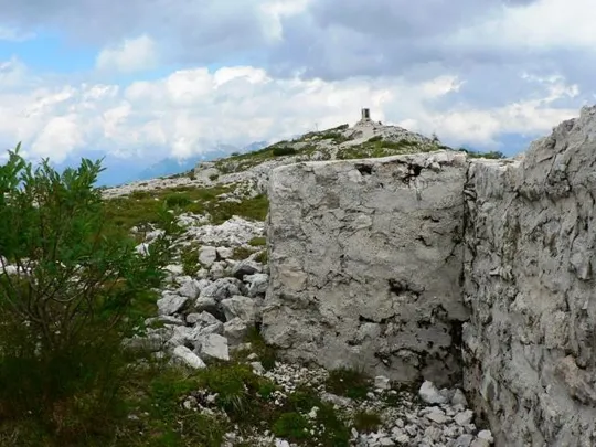 Monte Ortigara - Attorno al cippo Austriaco
