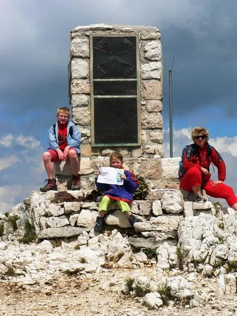 Monte Ortigara - Attorno al cippo Austriaco