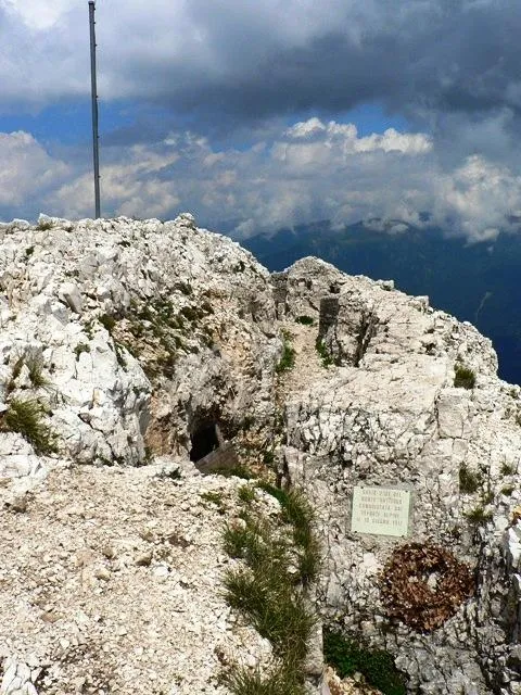 Monte Ortigara - Attorno al cippo Austriaco