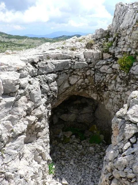 Monte Ortigara - Attorno al cippo Austriaco