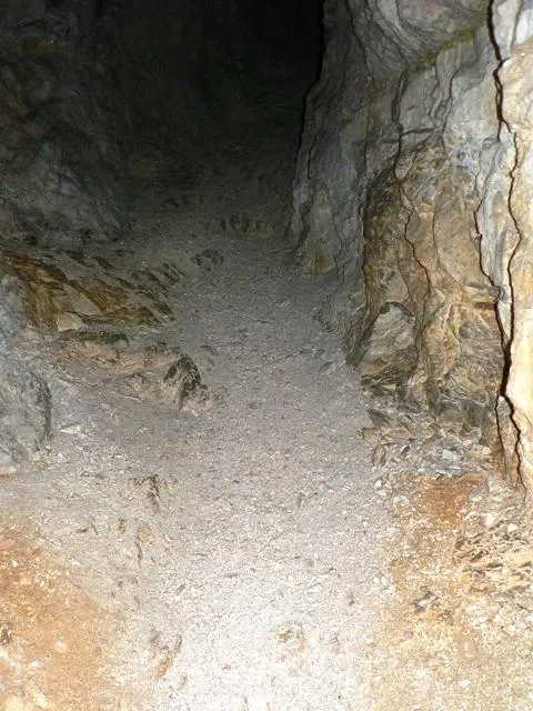 Monte Ortigara - Sentiero di ritorno attraverso una trincea e galleria Austriaca