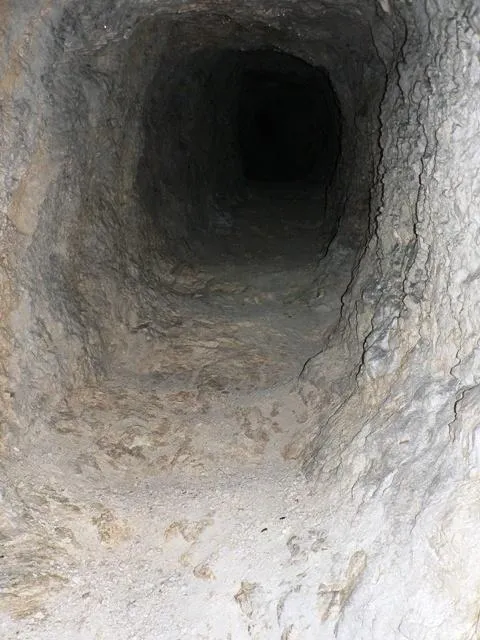 Monte Ortigara - Sentiero di ritorno attraverso una trincea e galleria Austriaca