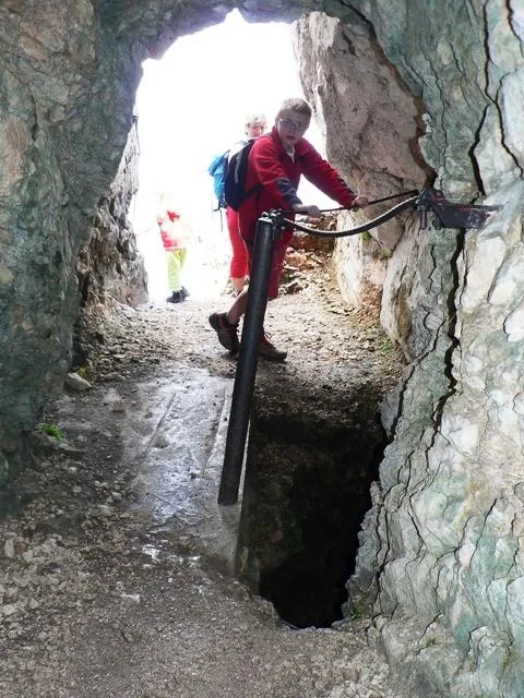 Monte Ortigara - Sentiero di ritorno attraverso una trincea e galleria Austriaca