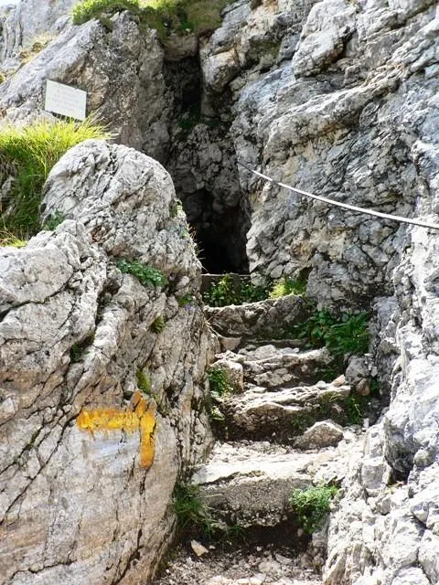 Monte Ortigara - Sentiero di ritorno attraverso una trincea e galleria Austriaca