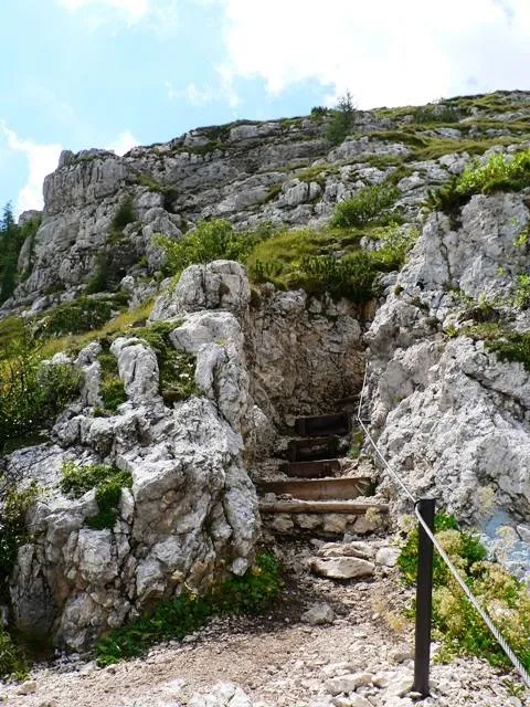 Monte Ortigara - Sentiero di ritorno attraverso una trincea e galleria Austriaca