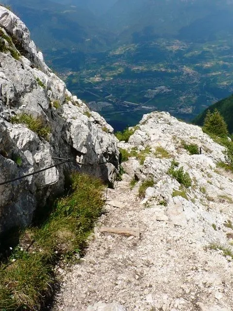 Monte Ortigara - Sentiero di ritorno attraverso una trincea e galleria Austriaca