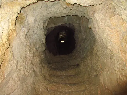 Dettaglio della scala in roccia