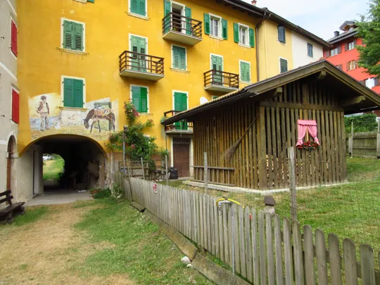 Dettaglio del passaggio sotto al portico