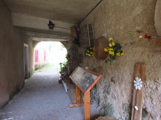 Dettaglio del passaggio sotto al portico