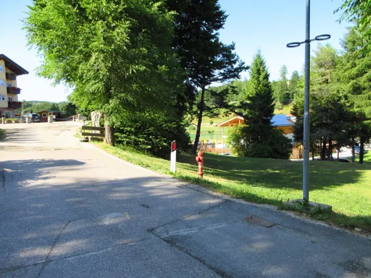 Il sentiero prosegue vicino all'idrante