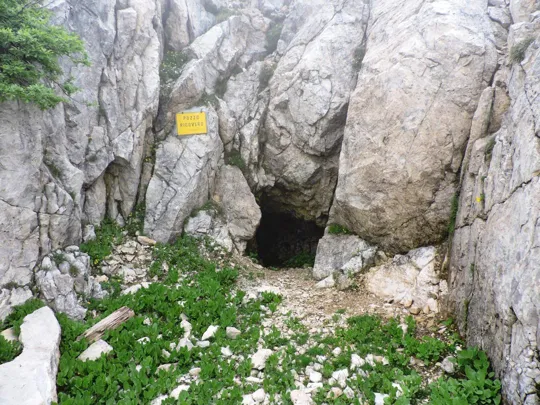 Pasubio - Pozzo ricovero sotto a Cogolo Alto