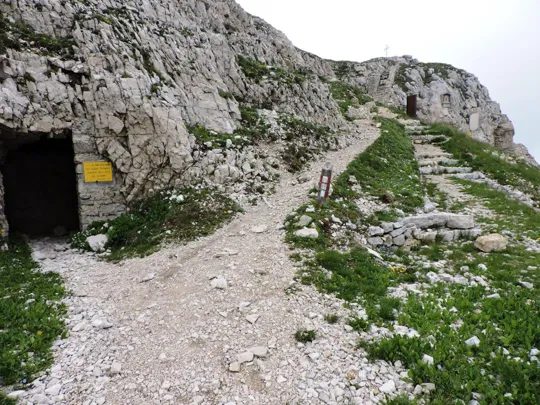 Pasubio - uscita Galleria Papa verso il Dente Italiano