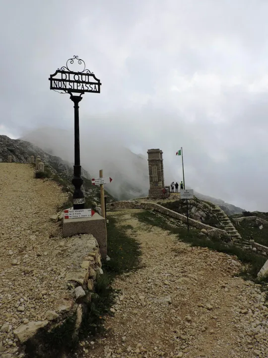Pasubio - Cimitero 'Di qui non si passa'
