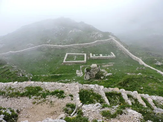 Pasubio - Cimitero 'Di qui non si passa'