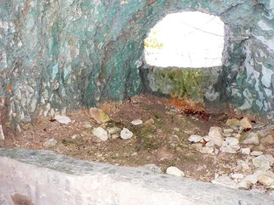 Novegno - Priforà - postazioni militari nei pressi dell'arco naturale