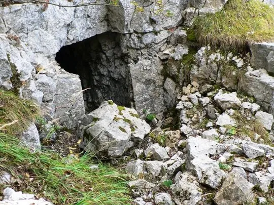 Novegno - Priforà - Grotte e ricoveri