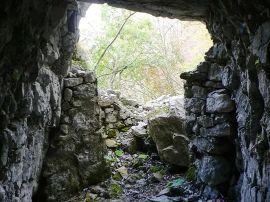 Novegno - Priforà - Grotte e ricoveri