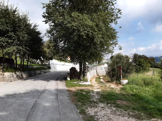 Proseguire sulla strada a destra