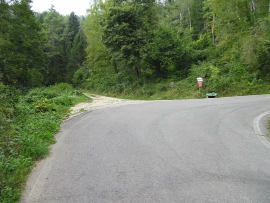 La strada in uscita dal tornante