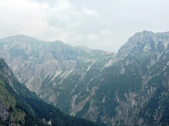 Sacello Ossario del Pasubio - Vista verso il Pasubio e rifugio Papa