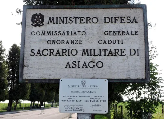 tabella all'ingresso del Sacrario Militare di Asiago