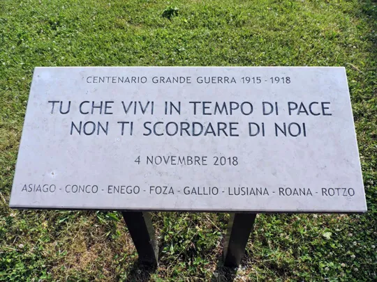tabella all'ingresso del Sacrario Militare di Asiago
