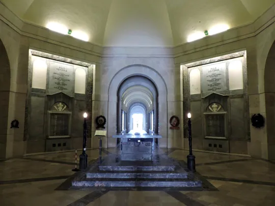 altare centrale del Sacrario Militare di Asiago