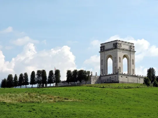 il Sacrario Militare di Asiago dalla strada verso contrada Zocchi