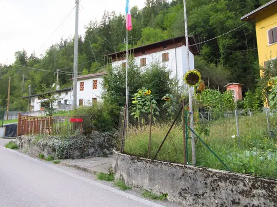 Le bandiere e l'indicazione per la grotta