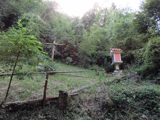 Croce e capitello lungo la strada per Valgoda