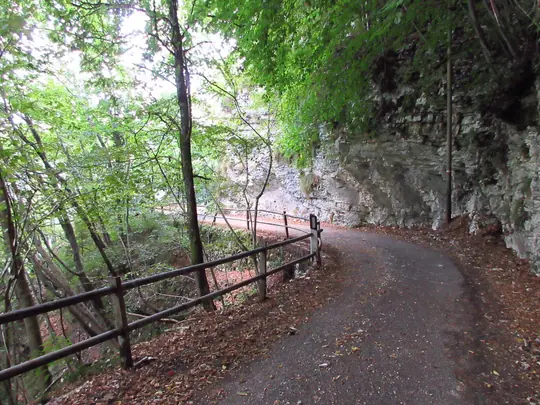 Strada ricavata nella roccia verso Valgoda