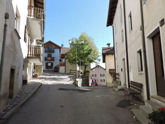 Incrocio, si prosegue sulla strada a sinistra