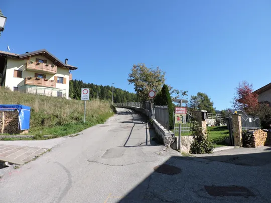 Incrocio dopo l'agriturismo, proseguire a destra