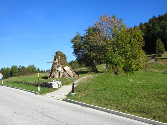 Attraversamento della strada ed inizio sentiero