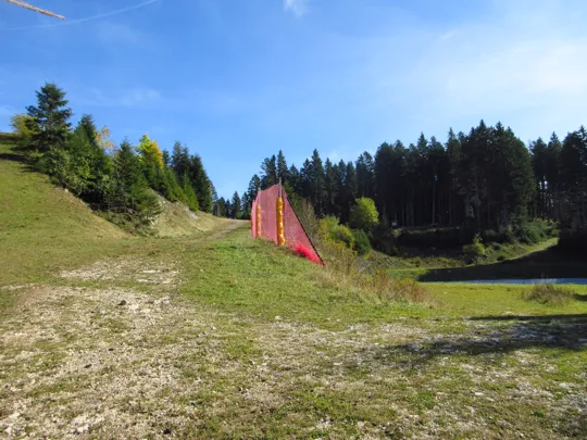 La strada sopra al laghetto, rimanere a sinistra