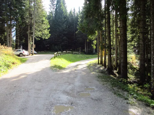 Verso la strada asfaltata, proseguire a destra