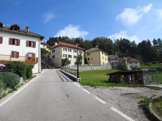 Strada verso il centro storico di Bertoldi di Lavarone