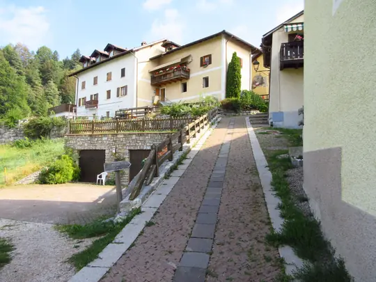 Passaggio tra le case della frazione Bertoldi di Lavarone