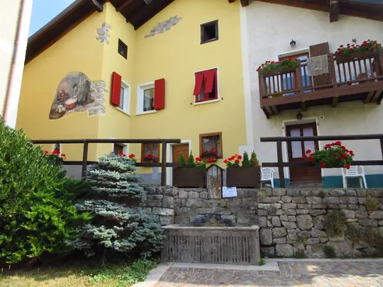 Murale su una casa nel centro storico di Bertoldi di Lavarone