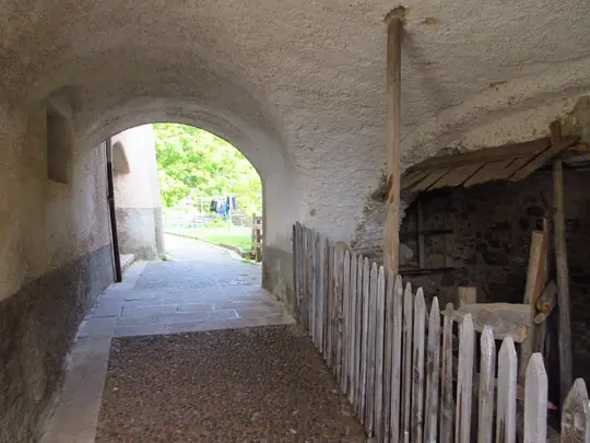 Passaggio coperto tra le antiche case di Bertoldi