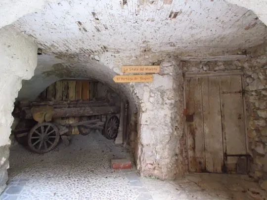 Attrezzi della vita rurale di un tempo nel centro storico di Bertoldi