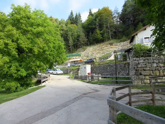 Strada sterrata all'inizio del Sentiero delle Sorgenti di Lavarone