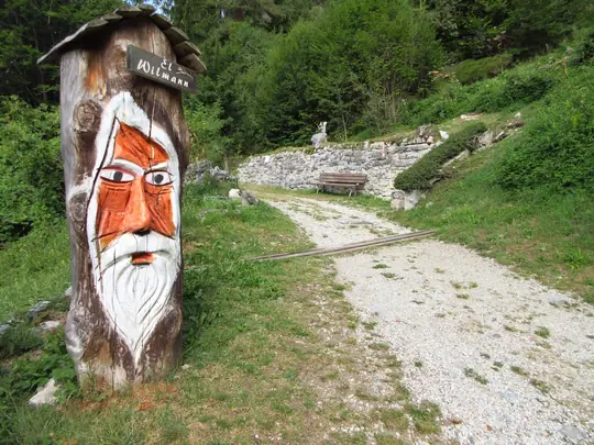 Scultura in legno lungo il Sentiero delle Sorgenti di Lavarone