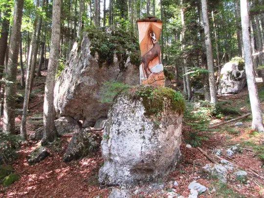 Scultura inserita tra le rocce lungo la variante lunga del percorso