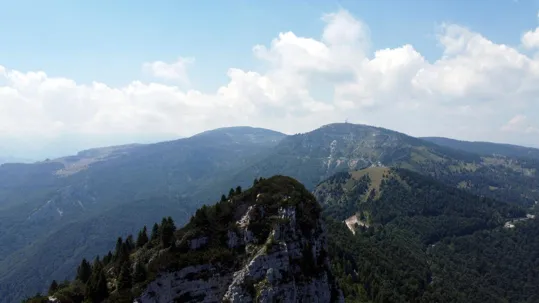 Sullo sfondo monte Toraro e Campomolon